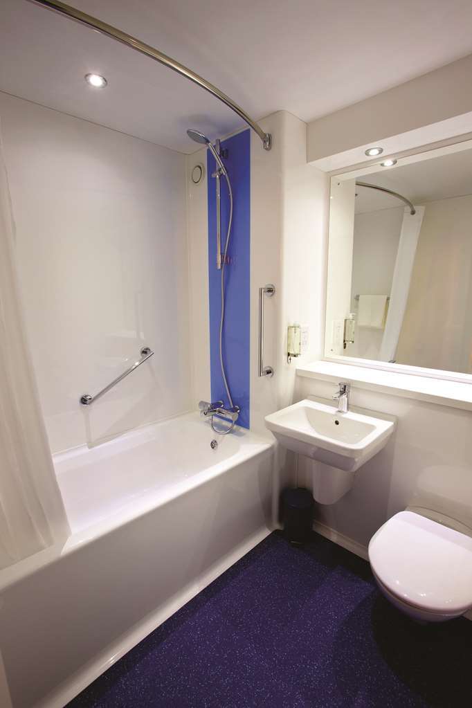 Travelodge Preston Chorley Чорли Номер фото
